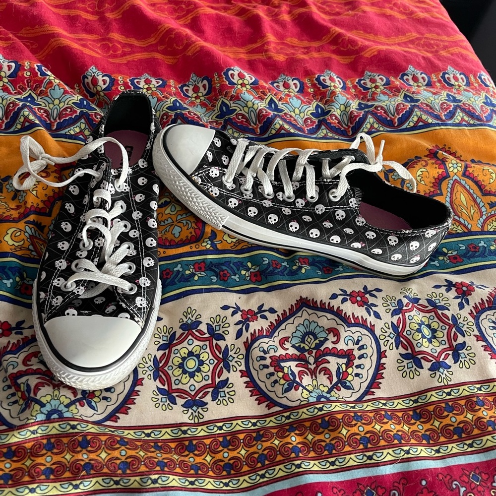 Black skulls converse size 8 used